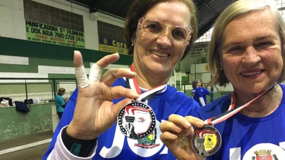 Idosos superam artrite e até depressão com esporte: 'Prefiro morrer na quadra a largar isso'